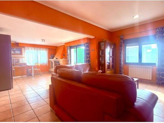 Descubre la chalet de tus sueños en venta en San Cibrao