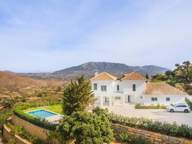 ¡Descubre la combinación perfecta de serenidad campestre y c. 572m² Puerto de Ojen