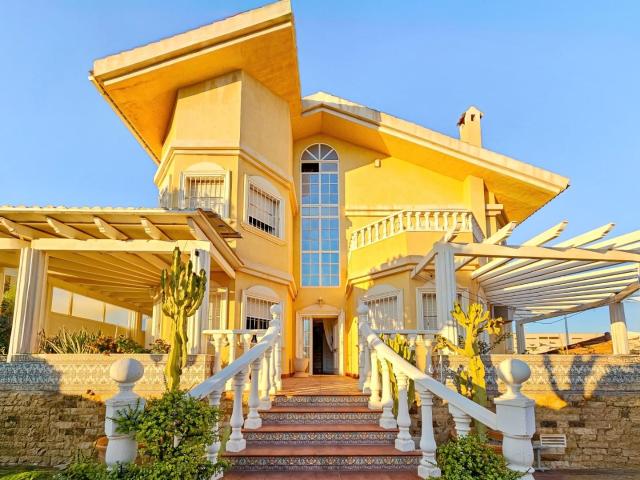¡Descubre la Exclusividad y el Lujo Mediterráneo en Esta Impresionante Villa en Esquina Torrevieja