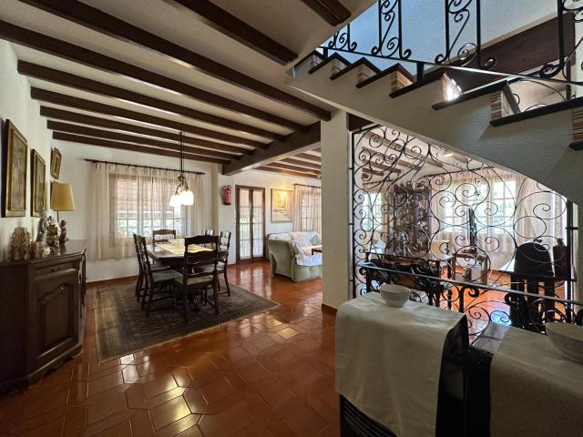 ¡Descubre la Joya de Bonavista! Amplio Chalet Independiente con Infinitas Posibilidades en Elche