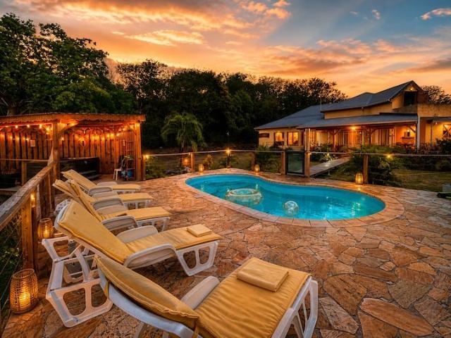 Deshaies – Domaine vue mer avec villa, suite indépendante. 330m² Deshaies