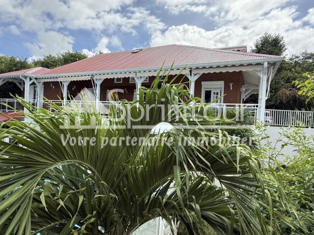 DESHAIES MAISON avec bungalows Piscine Vue sur la mer et î