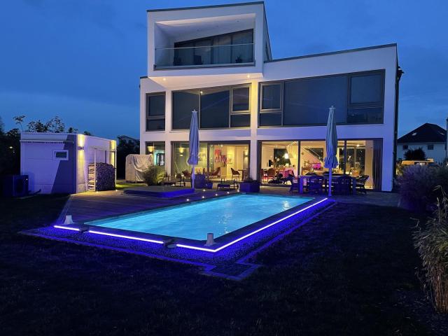 Designvilla mit Pool, Lift und Glasarchitektur