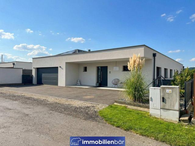Design Bungalow mit Pool Oase