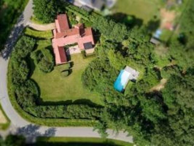 Design villa met zwembad en naastliggende bouwgrond
