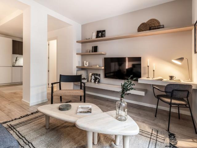 Designer 1 Bedroom Apartment in Trafalgar with Dedicated Workspace and Modern Decor, Madrid Amsterdam Apartments for Rent