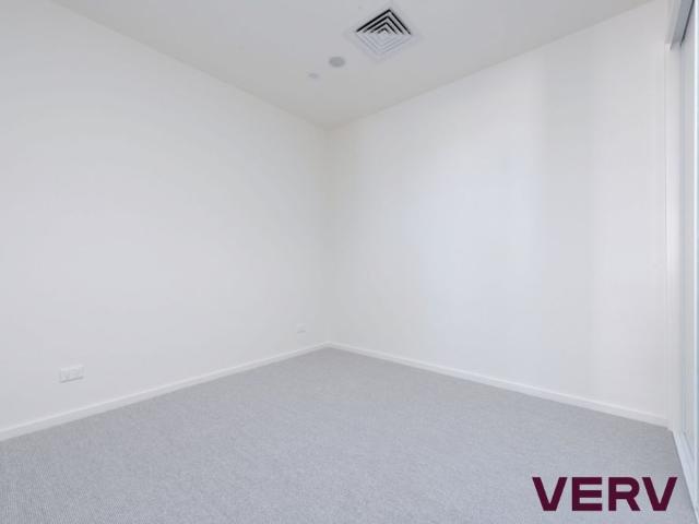 DESIGNER TOP FLOOR APARTMENT ONE WEEK FREE RENT