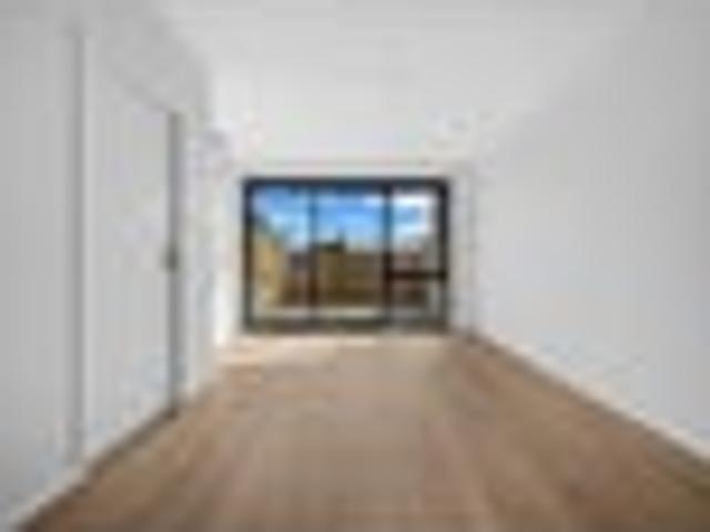 Designer Townhouse: 2 Beds, Study & Carpark