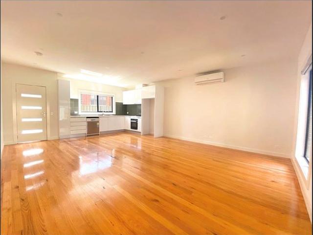 DESIGNER TOWNHOUSE IN THE HEART OF THORNBURY