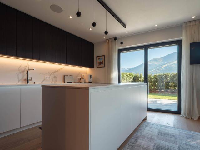 Designer Maisonette Wohnung mit großem Garten 06308