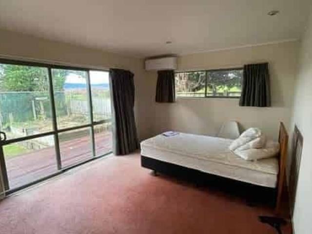 DESIRABLE WOODLANDS LOCATION – MODERN FAMILY HOME