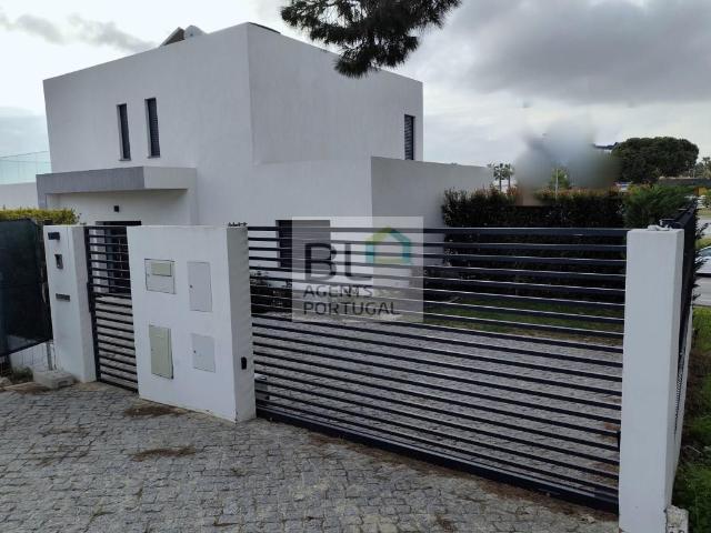 Deslumbrante Moradia T3 Isolada com Piscina perto do campo d. 320m² Quarteira