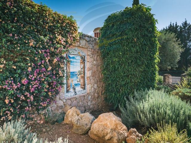 Deslumbrante moradia tradicional portuguesa com piscina e vista mar construída com os mais altos padrões, localizada em Carvoeiro