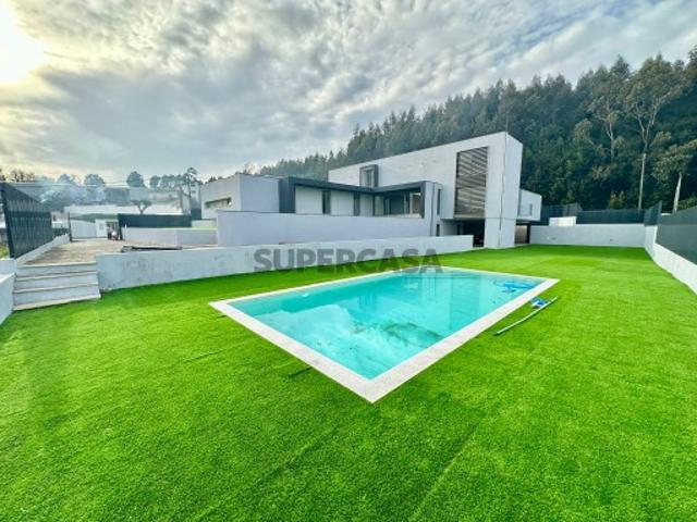 Deslumbrante Moradia Isolada com Piscina e Jardim Argoncilhe