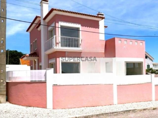 Deslumbrante Moradia Isolada Remodelada Charneca da Caparica, Próxima das Praias!