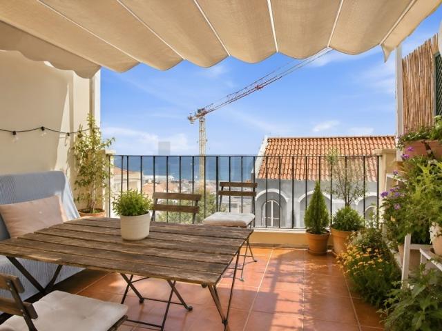Deslumbrante T1+2 com Terraço e Vista Rio para Venda no Coração de Alfama, Lisboa