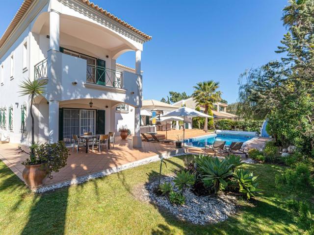 Deslumbrante Villa de 3 + 1 quarto em ótima posição em Vila. 1036m² Quarteira