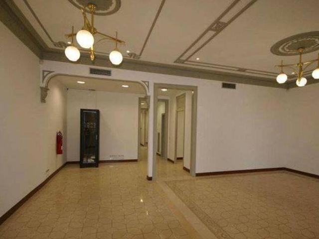 Despacho en edificio modernista para estrenar
