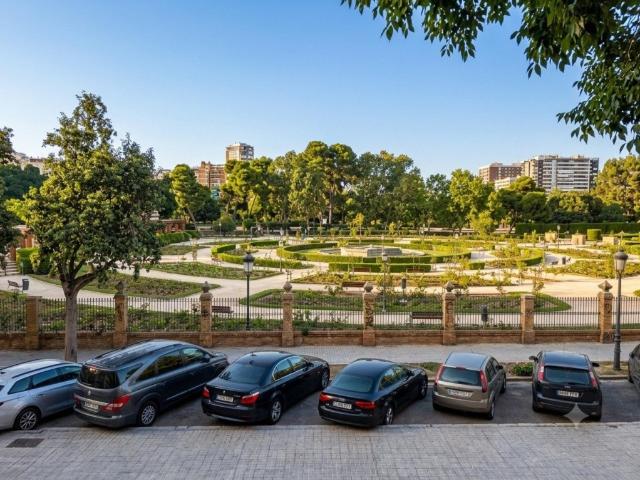 Despertar cada mañana con las vistas a la Rosaleda de los Jardines de Viveros es un privilegio reservado a muy pocas viviendas en Valencia