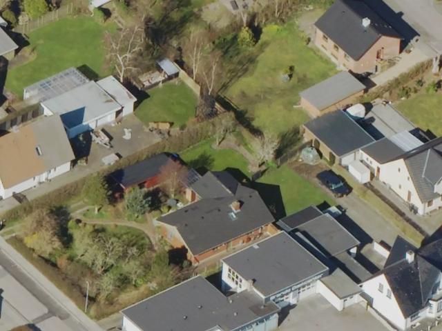 Dette mindre hus på 74 m² er en oplagt og overskuelig investering med ét lejemål, da den tilhørende kælder på 35 m² ikke må