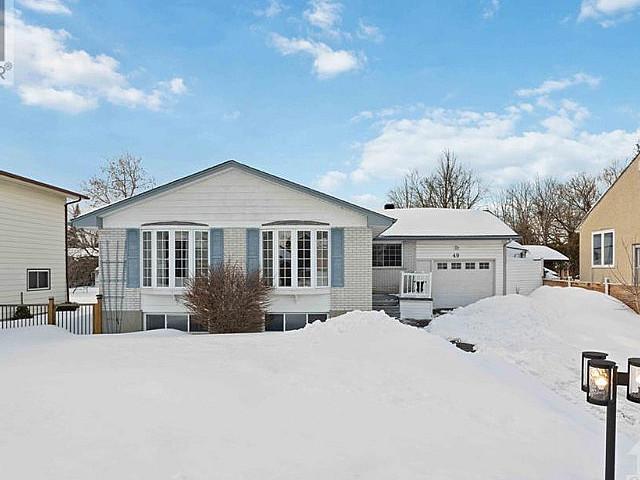 Detached 6 Bedroom Bungalow Near Merivale!