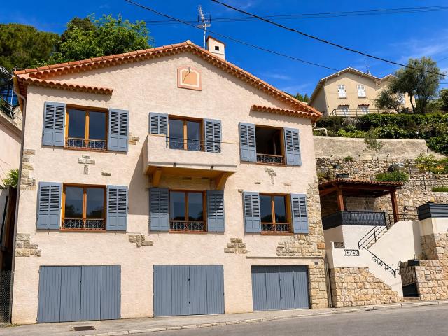 Detached townhouse located just above the picturesque and hi. 128m² Grasse