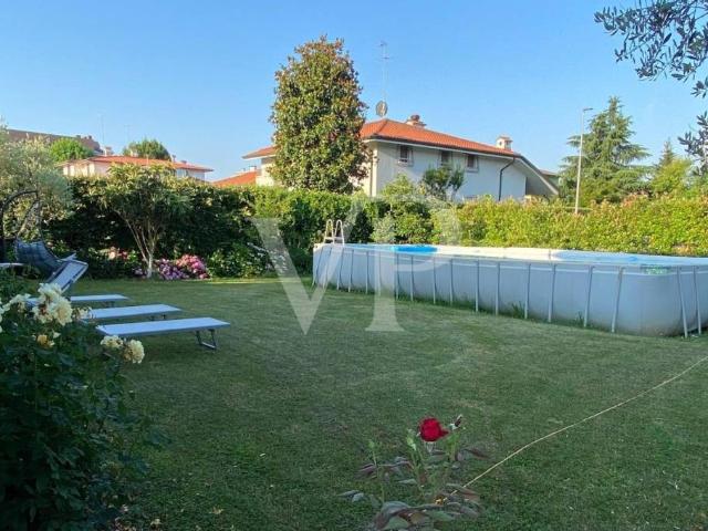Detached Villa with Pool and Garden, Convenient to U.S bases