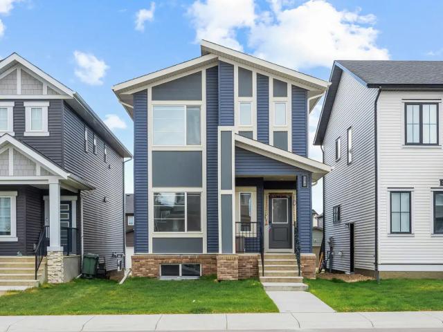 Detached Home, 4 Beds + Den, 2.5 Bath Near Chinook Winds Regional Park