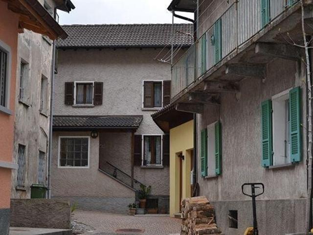 Detached house with studio and rustic apartment to renovate / Einfamilienhaus mit Studio und Rustico zum Ausbauen