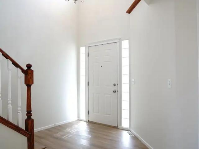Detached house with walk out basement in Hamptons
