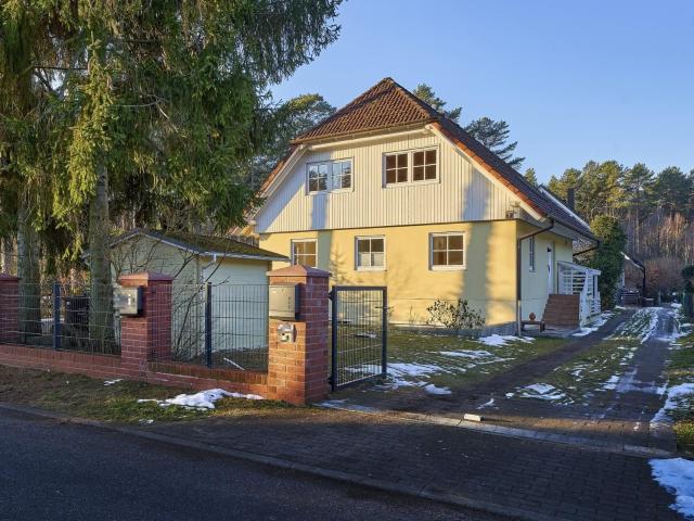 DEUTSCHMANNN IMMOBILIEN * ivd Modernisiertes Wohnhaus über 3 Ebenen in Waldlage von Basdorf!