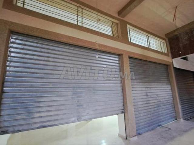 Deux magasins commerciaux avec mezzanine et cave