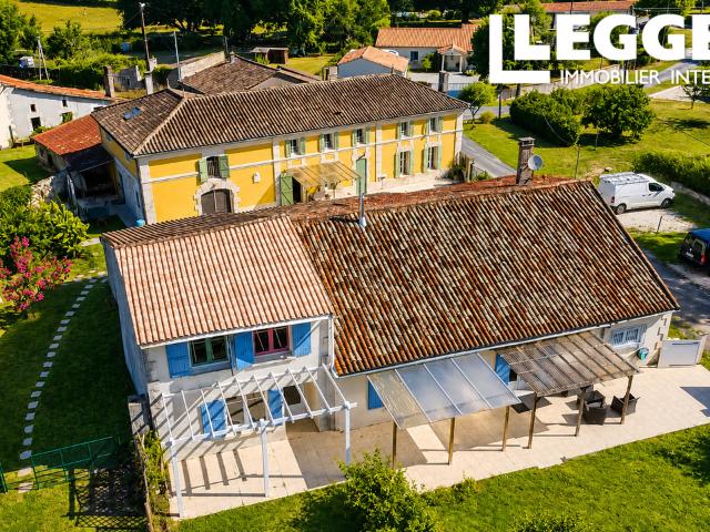Deux maisons • 14 chambres • Piscine • Dépendances • Gîte et opportunité de vie multigénérationnel!