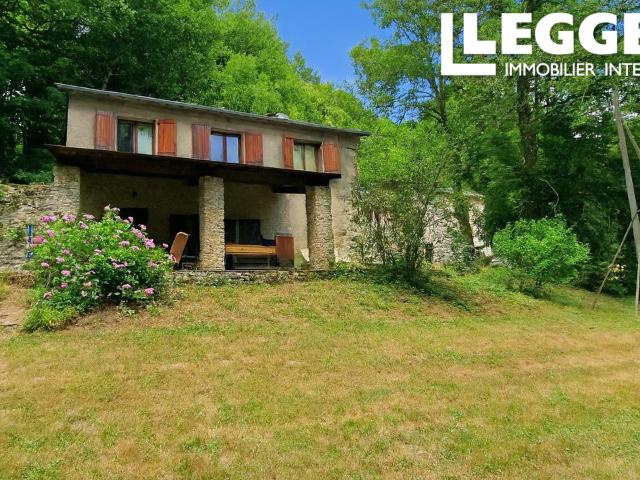 DEUX MAISONS de caractère, avec terrain situé à proximité du lac de Raviege