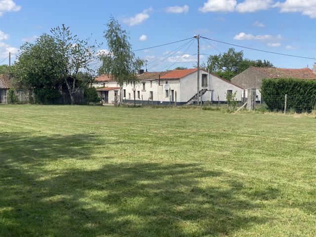 Deux maisons entièrement meublées sur un terrain de 1 hectar. 193m² Millac
