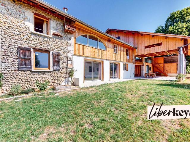 Deux maisons de charme, 7 chambres, dépendances, panneaux solaires, source, vue Vercors et potentiel gîte exceptionnel. Un bien rare à découvrir à Chevrières