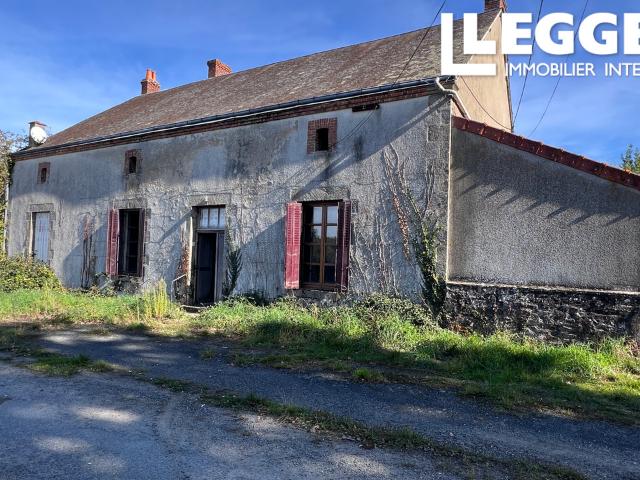 Deux maisons en pierre attenantes, dont une habitable et une à rénover – avec terrain, dépendances et vues