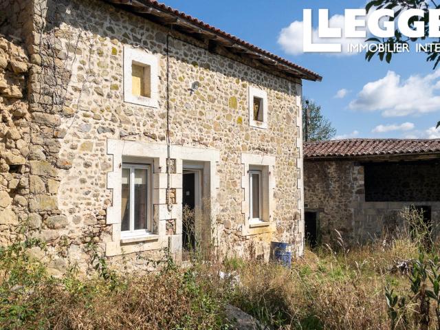 Deux maisons en pierre à rénover, offrent un grand potentiel, situées dans un hameau paisible