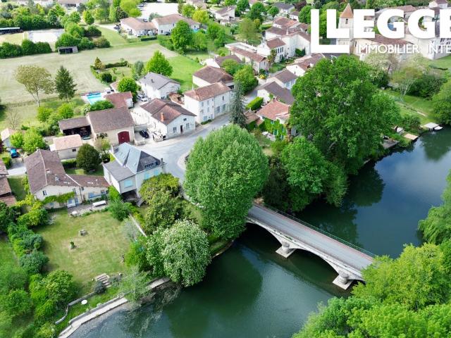 Deux maisons et un studio avec une fabuleuse piscine dans ce village riverain populaire près d'Aubeterre