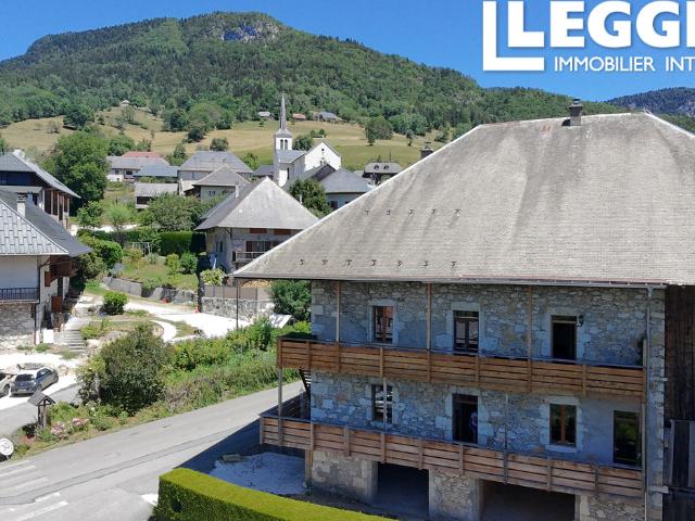 Deux maisons magnifiquement rénovées à vendre à Bellecombe en Bauges, à 17 km du lac d’Annecy à Saint Jorioz