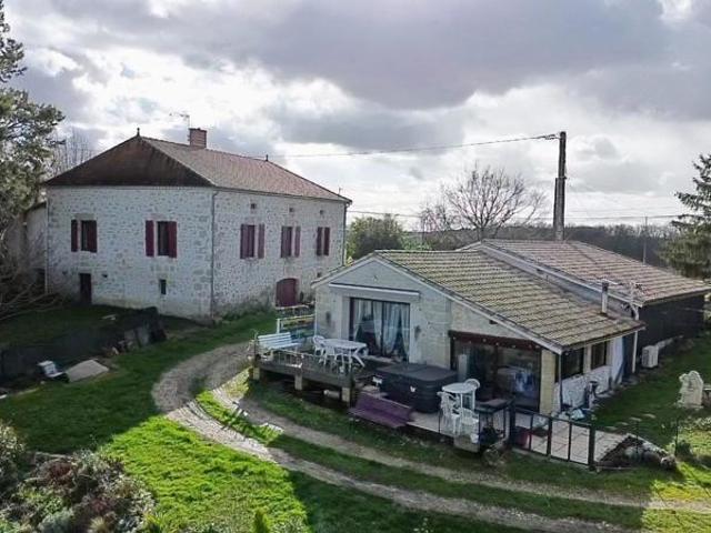 Deux maisons sur 5 ha au coeur de la campagne