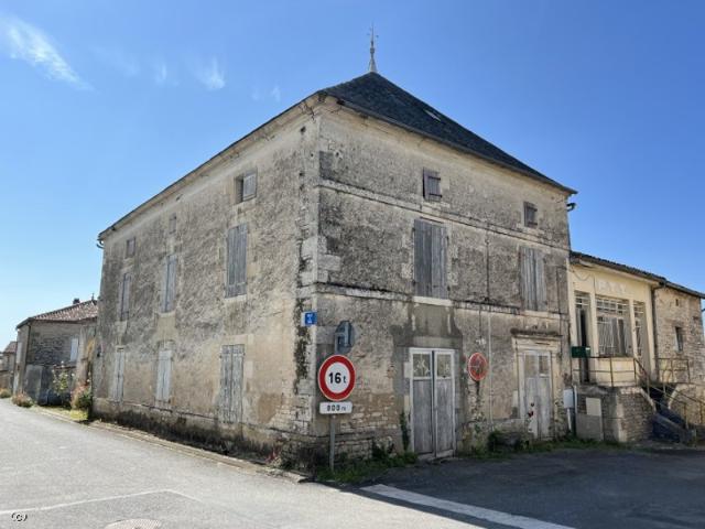 Deux Anciens Bâtiments à Rénover Ancienne Poste et Anciennes Salle des Fêtes Centre Village