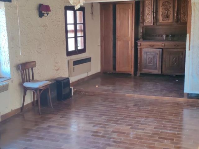 Deux appartements et deux caves dans maison de village a Pei