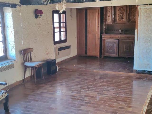 Deux appartements et deux caves dans maison de village a Peille