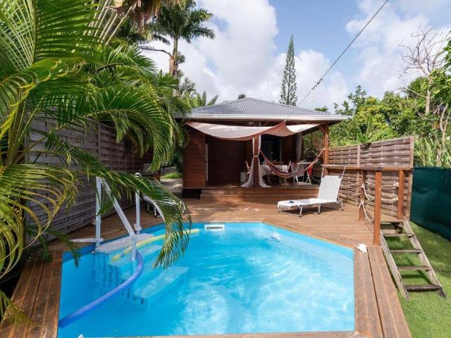 Un ensemble immobilier de 2 bungalows avec piscines privatives j