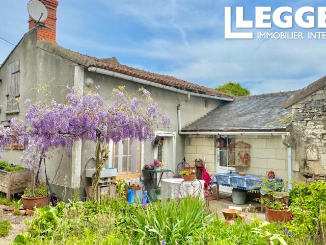 Deux petites maisons en pierre en campagne avec vie de plain pied, grand jardin et quelques dépendances