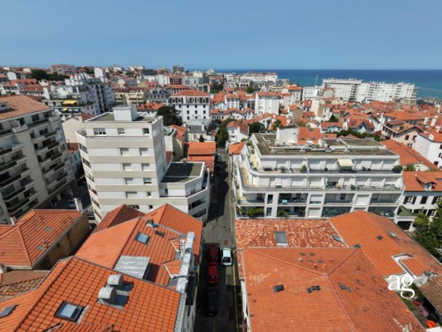 DEUX PIÈCES TRAVERSANT DERNIER ÉTAGE