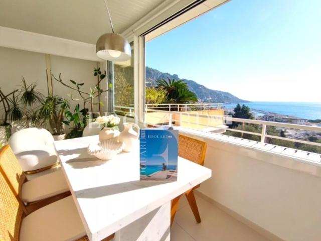 Deux pièces à vendre au dernier étage d'un prestigieux immeuble au cœur du renommé quartier de Garavan