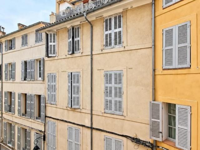 DEUX PIÈCES AU CALME ABSOLU
