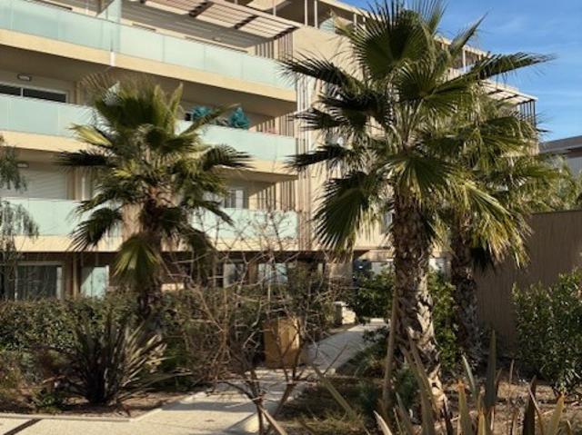 DEUX PIECES AVEC ALCOVE RESIDENCE AVEC PISCINE
